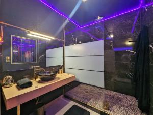 Love hotels Suite Romantique Jacuzzi & Sauna prive Full options TV : photos des chambres