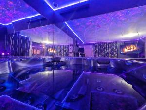 Love hotels Suite Romantique Jacuzzi & Sauna prive Full options TV : photos des chambres