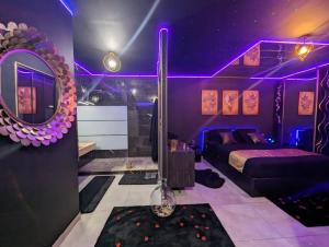 Love hotels Suite Romantique Jacuzzi & Sauna prive Full options TV : photos des chambres