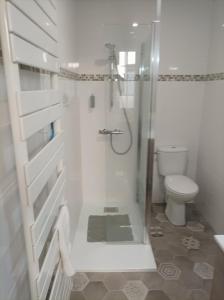 Maisons d'hotes Au coeur de la cite des Bourbons : Chambre Double avec Salle de Bains Privative