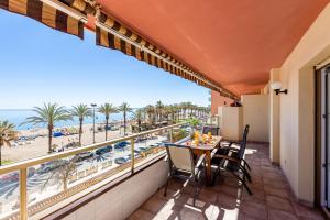 797 HOLIDAY RENTALS - Amplio piso con terraza en primera línea de playa