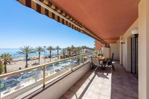 797 HOLIDAY RENTALS - Amplio piso con terraza en primera línea de playa