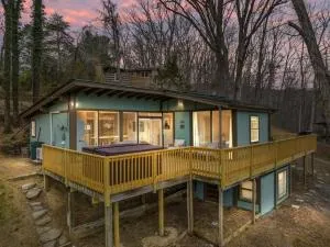 Lazy Lake 3BR Cabin w/ Mtn Views + Hot Tub +Wi-Fi - Oak Hill