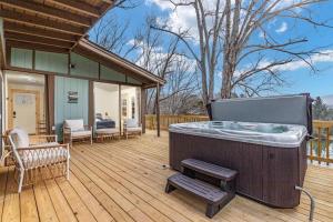 Lazy Lake 3BR Cabin w Mtn Views + Hot Tub +Wi-Fi