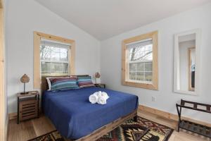 Lazy Lake 3BR Cabin w Mtn Views + Hot Tub +Wi-Fi