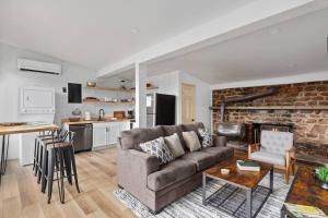 Lazy Lake 3BR Cabin w Mtn Views + Hot Tub +Wi-Fi