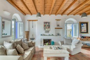 Foinikas House - Quiet area with Beach access