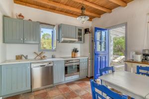 Foinikas House - Quiet area with Beach access