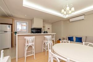 Apto 3 dorm com duas vagas centro de Canela