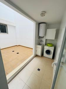 APARTAMENTO CENTRO 3 HABITACIONES CON AIRE ACONDICIONADO Y WIFI A 150m DE LA PLAYA Y CASTILLO