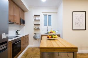 Athena’s Hideaway- Fully Renovated- Absolute Best Location