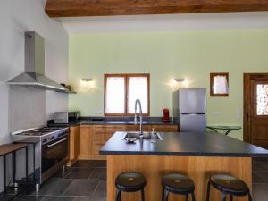 Maisons de vacances Stone holiday home with private pool in southern Ard che : photos des chambres