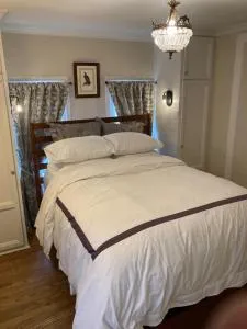 Pineapple House, Spacious 1st Floor Apartment! City Center! 96 Walk Score! FREE parking! - Glendale