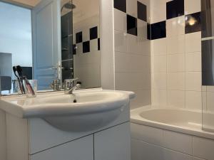 Appartement 3 étoiles avec climatisation et parking proche plage - FR-1-338-426