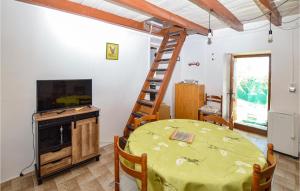 Maisons de vacances 2 Bedroom Nice Home In Coti-chiavari : photos des chambres