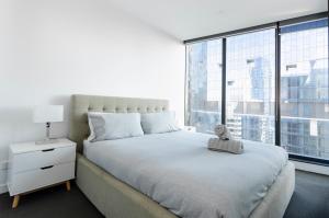 2BR CBD pad, city views, free parking, pool, gym