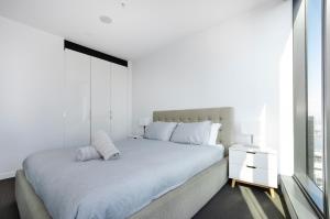 2BR CBD pad, city views, free parking, pool, gym