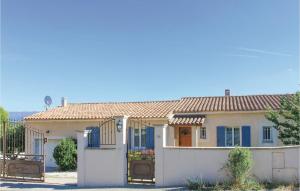 Maisons de vacances Awesome home in Goult with 4 Bedrooms, WiFi and Outdoor swimming pool : photos des chambres