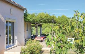 Maisons de vacances Awesome home in Goult with 4 Bedrooms, WiFi and Outdoor swimming pool : photos des chambres