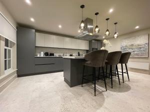 Stunning 2BA, 2BR Apt, Desirable Chigwell CHCL F6