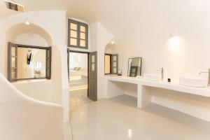 Grand Suite with Caldera View and outdoor Hot Tub - Private Terrace room in Cilon Suites Santorini