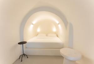Petite Cave Suite with Caldera View & Outdoor Hot Tub room in Cilon Suites Santorini