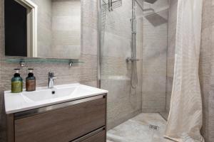 LAMARTINE- Heart of Center- Modern and Design flat