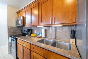 1BR Condo with Great Ocean Views - 1 Block to Beach with Free Parking!