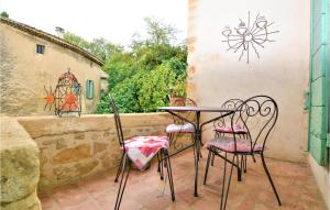 Maisons de vacances Awesome home in Laudun L Ardoise with Outdoor swimming pool, 4 Bedrooms and WiFi : photos des chambres