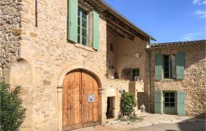 Maisons de vacances Awesome home in Laudun L Ardoise with Outdoor swimming pool, 4 Bedrooms and WiFi : photos des chambres