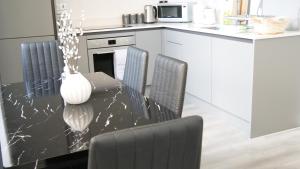 Stylish 2 bedrooms, 2 bathrooms with workspace in Milton Keynes