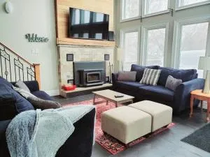 Executive-BBQ-Full-Kitchen-Washer-Dryer-Sauna-Backyard-Parking-Air-Conditioning - Eugenia