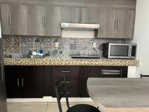 Casa Zona Iteso, Expo, Plaza del Sol, 4 habitaciones 8 huespedes compartida