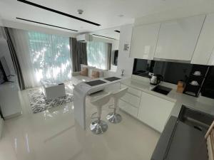 Stylish Condo with Blazing Fast Fiber Internet, Pool, Sauna, Steam room, Gym - Guest Friendly