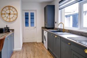 Seashell House with SEA VIEWS and FREE GYM POOL PASS