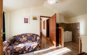 Lovely Apartment In Martinski With Wifi