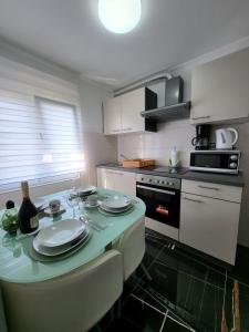 Apartman Dora with sea view and terrace