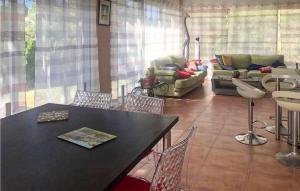 3 Bedroom Cozy Home In Meyrargues