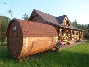 Dom drewniany na Kaszubach, rzeka, las, pola, niedaleko jeziora