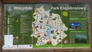 Dom drewniany na Kaszubach, rzeka, las, pola, niedaleko jeziora