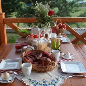 Dom drewniany na Kaszubach, rzeka, las, pola, niedaleko jeziora