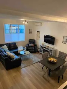 Adorable 1 Bedroom Suite- a skip to Galloping Goose - Goldstream Station