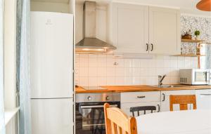 Awesome Home In Vrena With Wifi