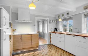 Amazing Home In Højer With Wifi