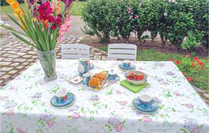 Maisons de vacances Awesome Home In Selles-Saint-Denis : photos des chambres