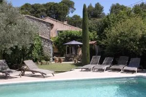 Charming Provençal farmhouse with pool - Mérindol