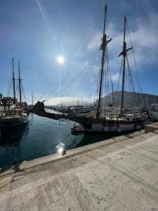 Almudens yellow apartment, HIGH-SPEED FREE WIFI, 250m to Beach, The center of Torrevieja