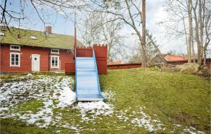 Nice Home In Orrefors With Jacuzzi