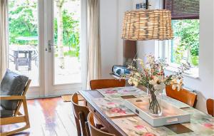 Amazing Home In Zonnemaire With Wifi