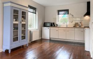 Amazing Home In Zonnemaire With Wifi